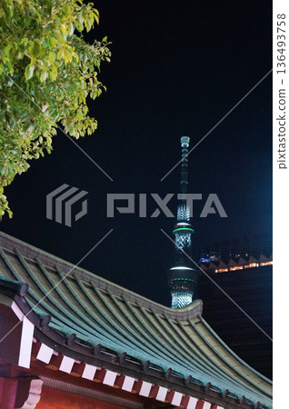 透過寺廟屋頂看到的東京晴空塔 透過寺廟屋頂看到的東京晴空塔 136493758