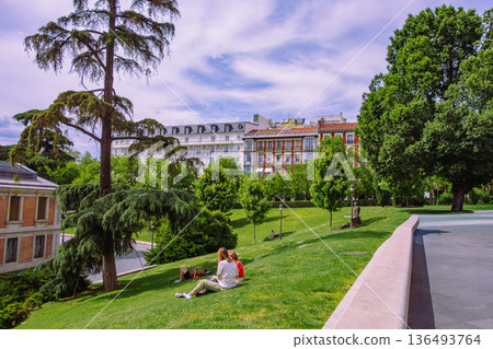 一位女子在巴洛克式宮殿拍照 136493764