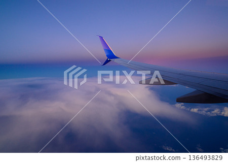 從飛機上看到的日落景色－航拍 136493829