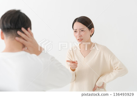 一個戰鬥的男人和女人 136493929