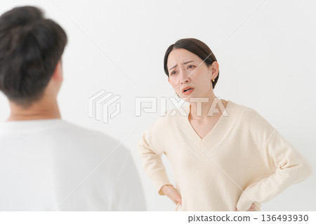 一個戰鬥的男人和女人 一個戰鬥的男人和女人 136493930