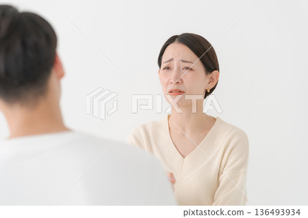 一個戰鬥的男人和女人 136493934