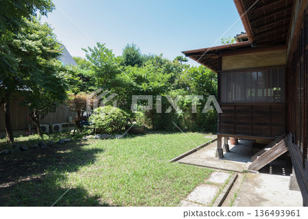 傳統日式房屋內的傳統日式花園 136493961