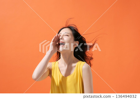 一名年輕女子大聲喊叫 136494032