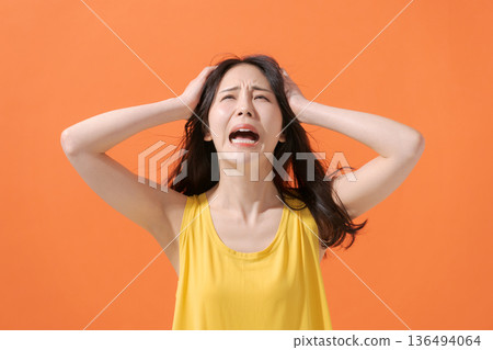 一個女人在哭著她的頭 一個女人在哭著她的頭 136494064