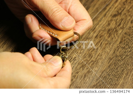 製作一個皮革工藝鑰匙圈 136494174