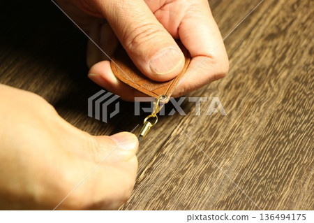 製作一個皮革工藝鑰匙圈 136494175