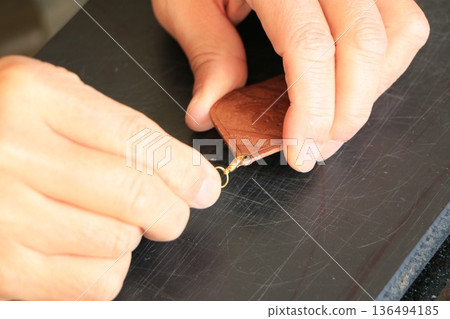 Make a leather craft keychain Make a leather craft keychain 136494185