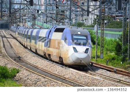 韓國鐵路公司(KORAIL)高速列車KTX山川號運行 韓國鐵路公司(KORAIL)高速列車KTX山川號運行 136494352