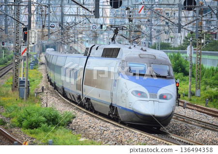 韓國鐵路公司(KORAIL)高速列車KTX運行 韓國鐵路公司(KORAIL)高速列車KTX運行 136494358