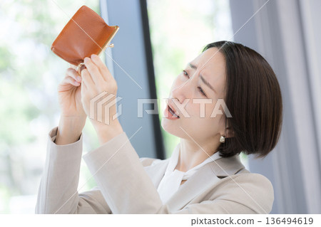 辛勤工作卻身無分文（破產）的悲哀景象。物價如此之高，日子真難熬──這個月我們又要入不敷出了嗎？ 136494619