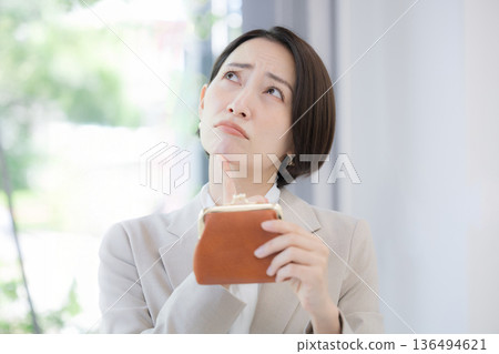 辛苦工作卻沒錢，真是令人沮喪又焦慮。物價高企，日子不好過。不知道這個月會不會又入不敷出？ 136494621