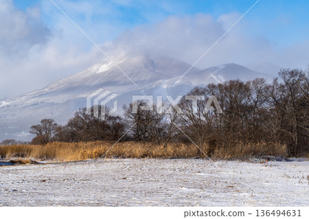 冬天的豬苗代湖和磐梯山 a-1 冬天的豬苗代湖和磐梯山 a-1 136494631