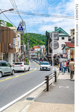 [Kanagawa Prefecture] The busy shopping district around Hakone-Yumoto Station, lined with shops 136494732