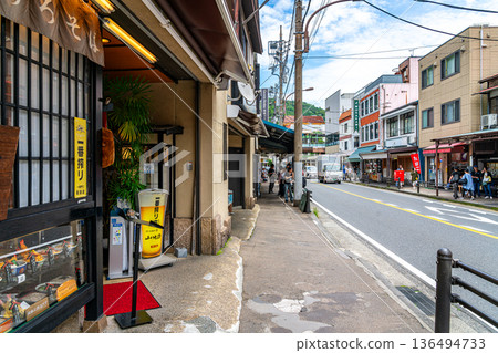 【神奈川縣】箱根湯本站周圍繁華的商業街，商店林立。 136494733