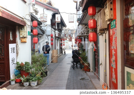 上海七寶古城狹窄的街道 136495337