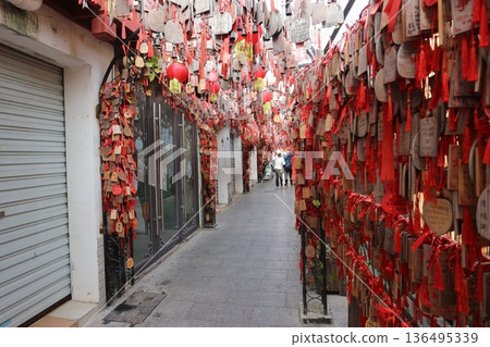 中國：一條掛滿祭祀牌匾的小巷 136495339