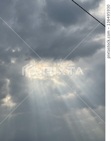 Light to be inserted from the cloud gap 136495930