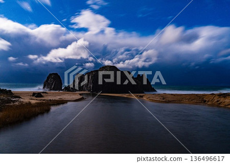 立岩夜景 136496617