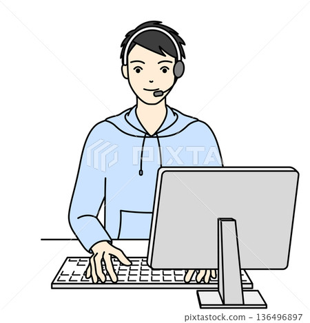 一位微笑的男操作員戴著耳機，正在電腦上工作和打字。 136496897