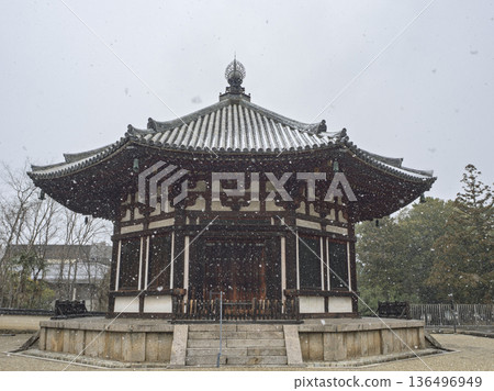 Snow-covered winter in Nara, the majestic North Round Hall of Kofuku-ji Temple Snow-covered winter in Nara, the majestic North Round Hall of Kofuku-ji Temple 136496949