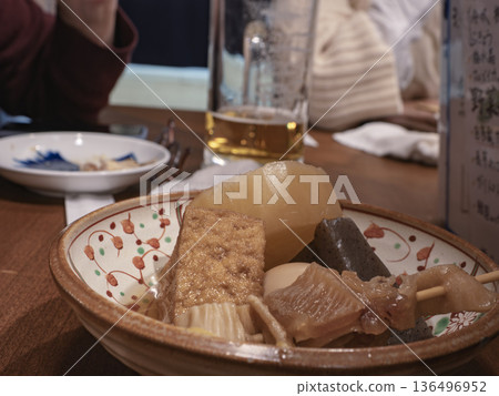 A piping hot oden platter with the aroma of dashi stock, perfect for an izakaya A piping hot oden platter with the aroma of dashi stock, perfect for an izakaya 136496952