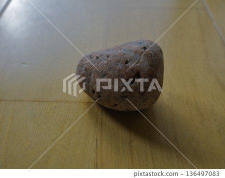 承載著回憶的鵝卵石。海邊發現的自然美 承載著回憶的鵝卵石。海邊發現的自然美 136497083