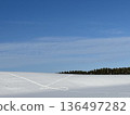 藍天下，通往雪地的腳印 136497282