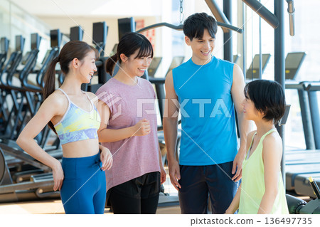 Men and women training in the gym 136497735