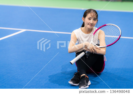 打網球的女人 136498048