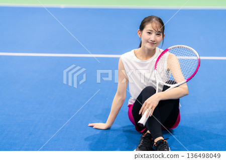 打網球的女人 136498049