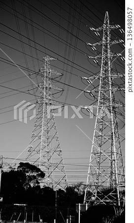 輸電塔的單色影像 輸電塔的單色影像 136498057