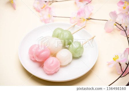 盤子裡盛著三種顏色的日式點心,以及各種日式甜點的食材。 盤子裡盛著三種顏色的日式點心,以及各種日式甜點的食材。 136498160