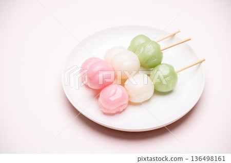 食材,特寫鏡頭:餃子整齊地排列在白色盤子上。 食材,特寫鏡頭:餃子整齊地排列在白色盤子上。 136498161