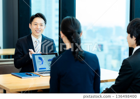 開會的商務人士 開會的商務人士 136498400