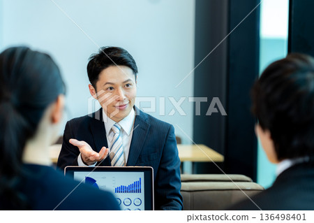 開會的商務人士 開會的商務人士 136498401