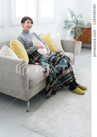 一位血液循環不良的女士正在使用熱水袋 136498590