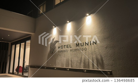 北海道富良野市穆寧酒店的入口標誌 北海道富良野市穆寧酒店的入口標誌 136498685