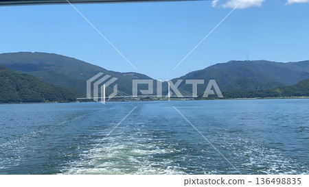 橫跨舞鶴灣的白色斜張橋「舞鶴起重機橋」的景色 橫跨舞鶴灣的白色斜張橋「舞鶴起重機橋」的景色 136498835