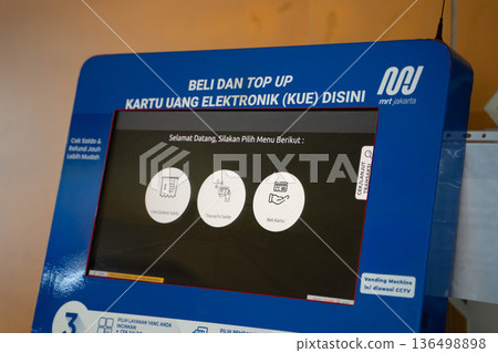 雅加達地鐵站內安裝了一台電子貨幣儲值機 136498898