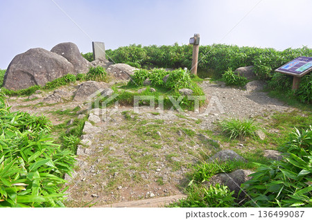 Izu Peninsula's Izuyama Ridge Trail: The summit of Mount Daruma in summer Izu Peninsula's Izuyama Ridge Trail: The summit of Mount Daruma in summer 136499087
