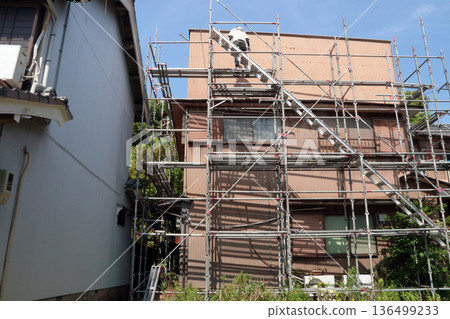 Construction scaffolding, exterior wall replacement, metal sheeting, tinplate painting work Construction scaffolding, exterior wall replacement, metal sheeting, tinplate painting work 136499233