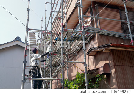 Construction scaffolding, exterior wall replacement, metal sheeting, tinplate painting work Construction scaffolding, exterior wall replacement, metal sheeting, tinplate painting work 136499251