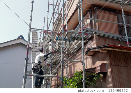 Construction scaffolding, exterior wall replacement, metal sheeting, tinplate painting work Construction scaffolding, exterior wall replacement, metal sheeting, tinplate painting work 136499252