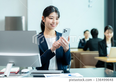 有智能手機的女商人 有智能手機的女商人 136499648