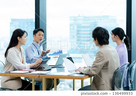在辦公室的業務人會議 在辦公室的業務人會議 136499933
