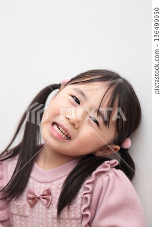 Upper body of a 4-year-old girl (white background, no background) 136499950