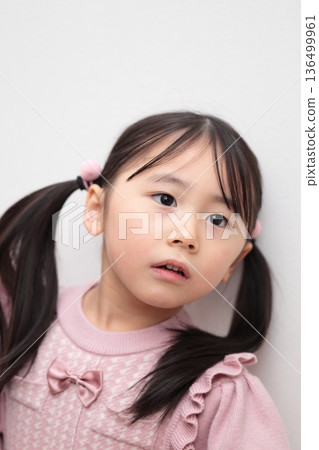 4歲女孩的上半身像(白色背景,無背景) 4歲女孩的上半身像(白色背景,無背景) 136499961