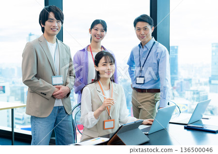 在辦公室工作的商務人士 136500046