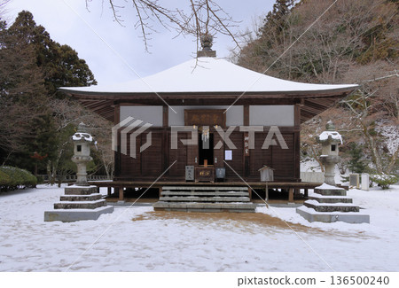 An extra sacred place on the Shikoku Pilgrimage. The 15th temple of the Shikoku Special Twenty Sacred Sites, Hashikuraji Temple, Miedo Hall 136500240